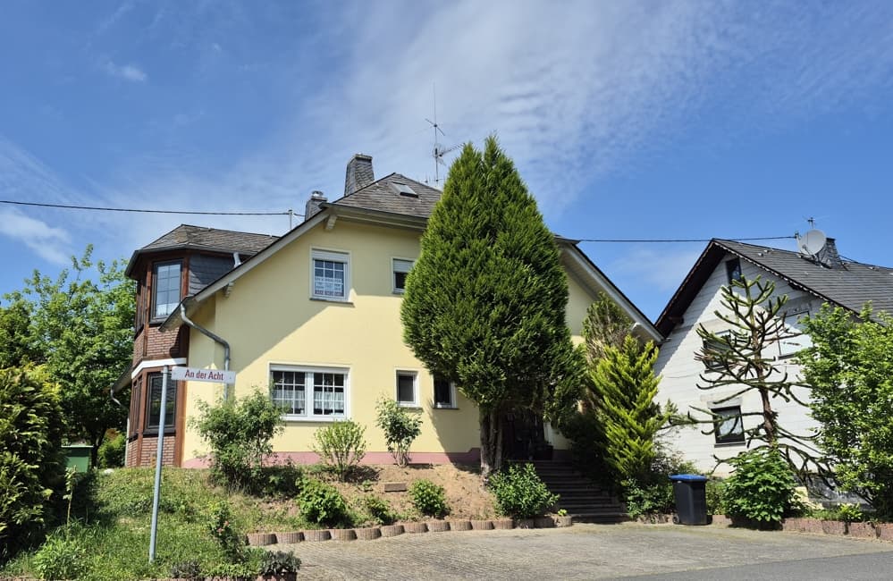 TOP PREIS-LEISTUNG! Solides Zweifamilienhaus mit Winzerkeller in hochwasserfreier Ortsrandlage!