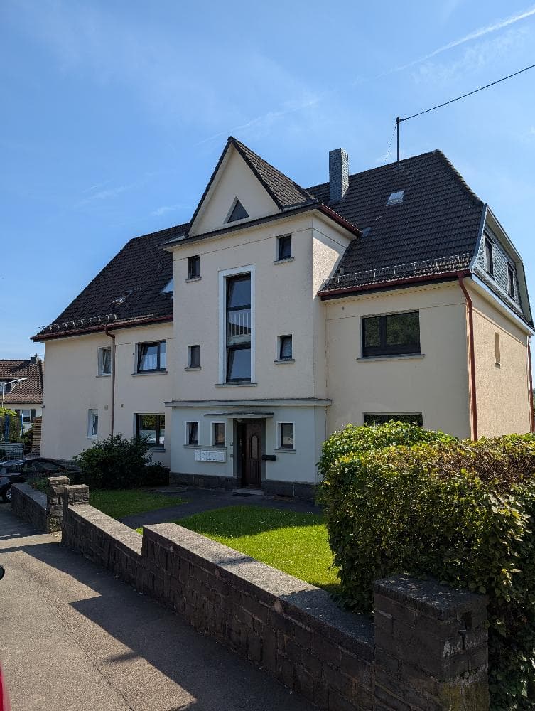 Sehr großzügig geschnittene 3- Zimmer Dachgeschosswohnung in zentraler Lage in Gummersbach zu vermieten