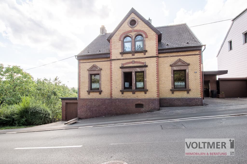 WOHNEN & BAUEN - freistehendes Haus mit 2 Wohnungen, 2 Garagen und Baugrundstück in Schiffweiler!