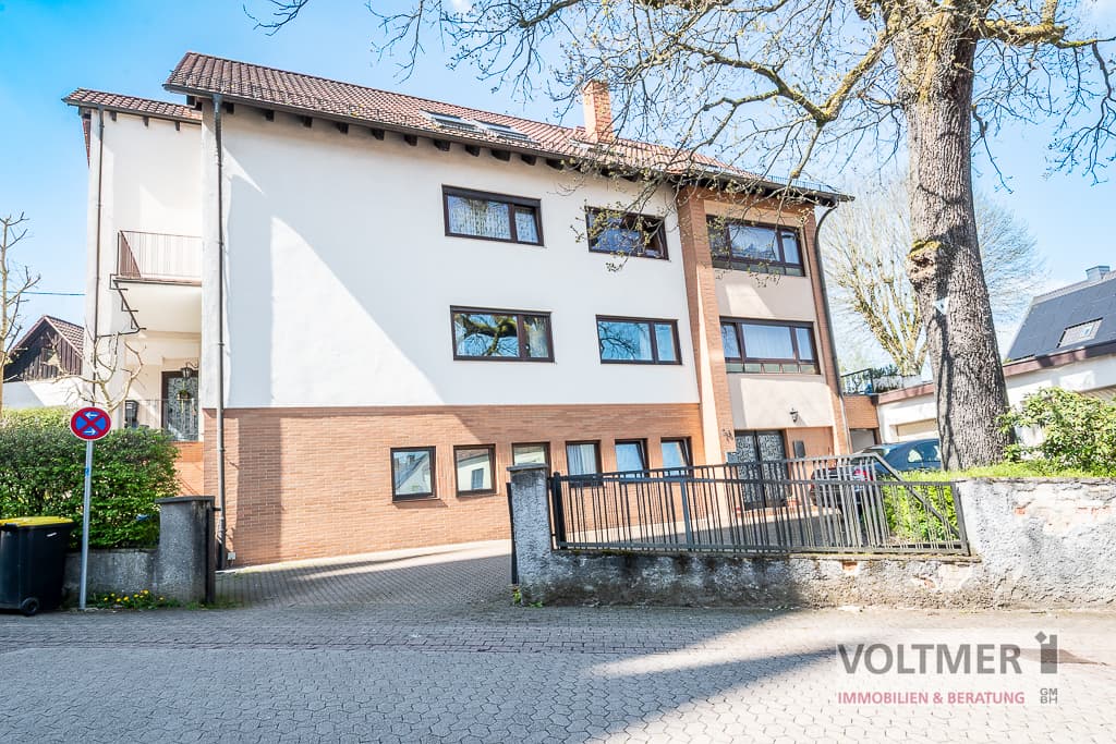CHARAKTER – zwei Eigentumswohnungen, Schwimmhalle und zwei Garagen in Schiffweiler!