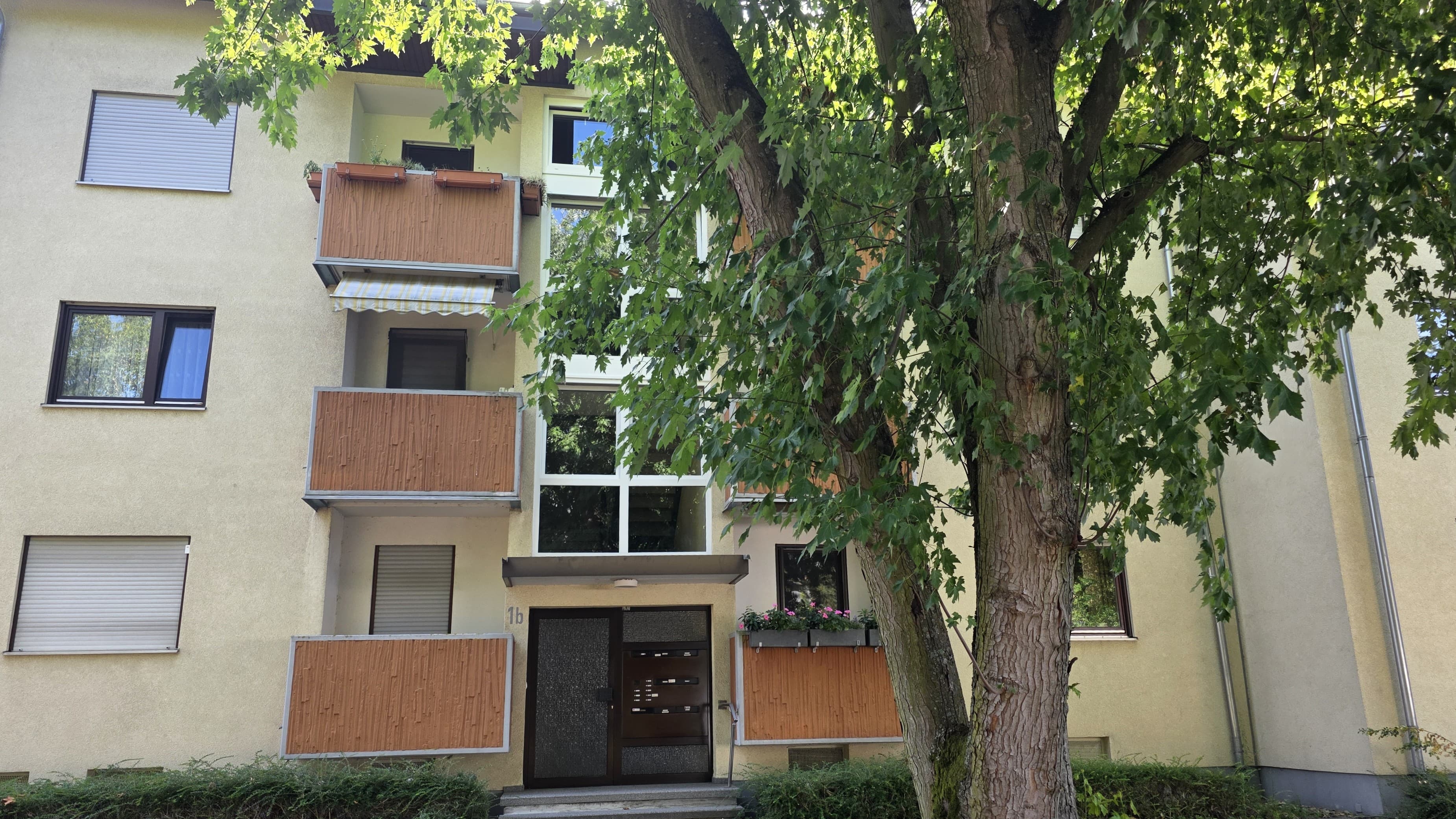 ~~ VERMIETETE DREI ZIMMER WOHNUNG IM 2.OG MIT ZWEI BALKONEN UND TG-STELLPLATZ ~~