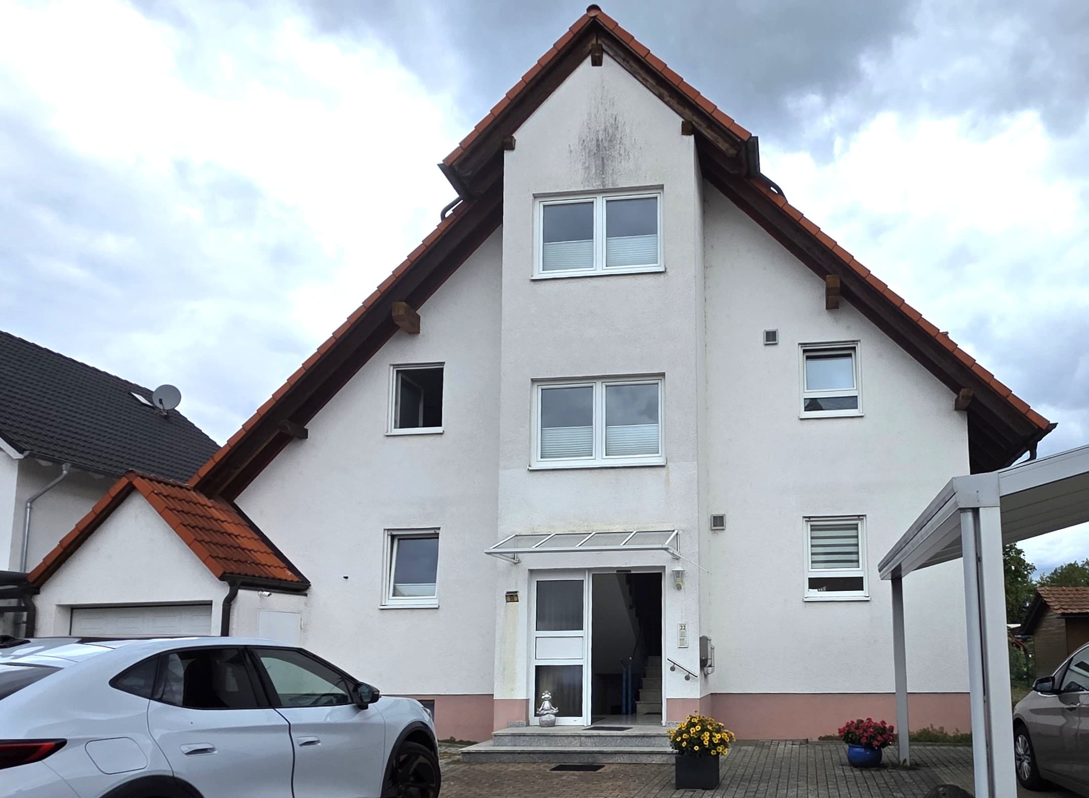~~ GEPFLEGTE 3 ZIMMER DACHGESCHOSSWOHNUNG MIT BALKON, KELLERRAUM UND STELLPLATZ ~~