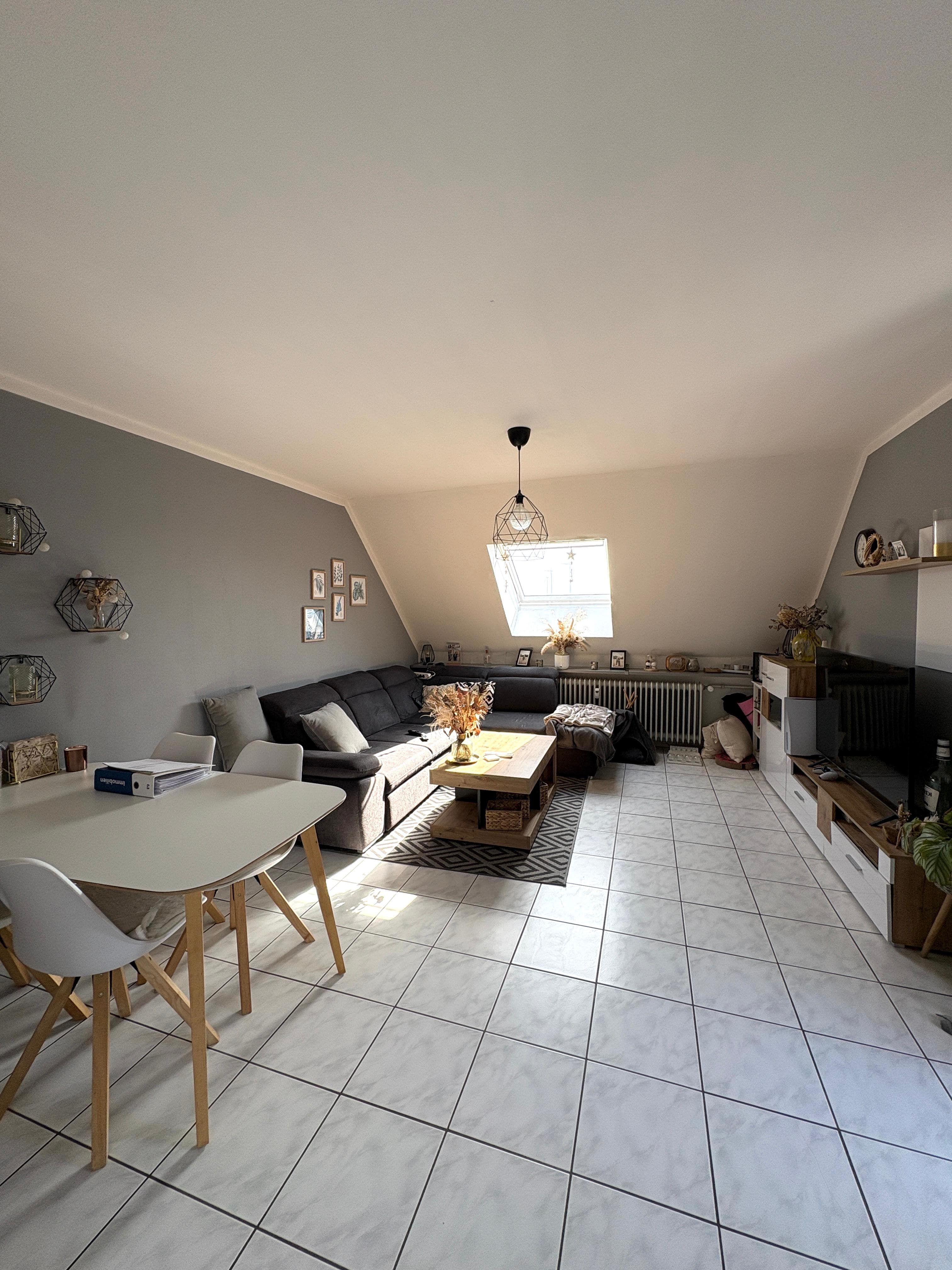 ~~ KLIMATISIERTE DACHGESCHOSSWOHNUNG MIT BALKON IN FELDRANDLAGE ~~