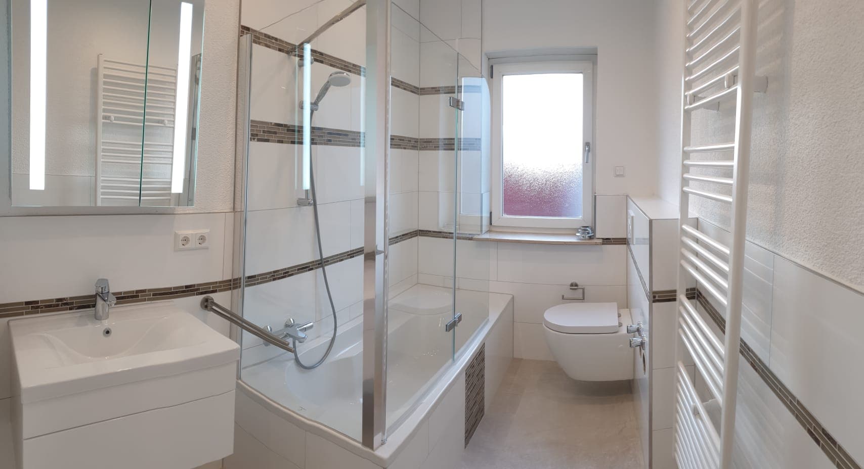 ~~ VERMIETETE, GEPFLEGTE DREI ZIMMER WOHNUNG MIT ZWEI BALKONEN, KELLERABTEIL UND STELLPLATZ ~~