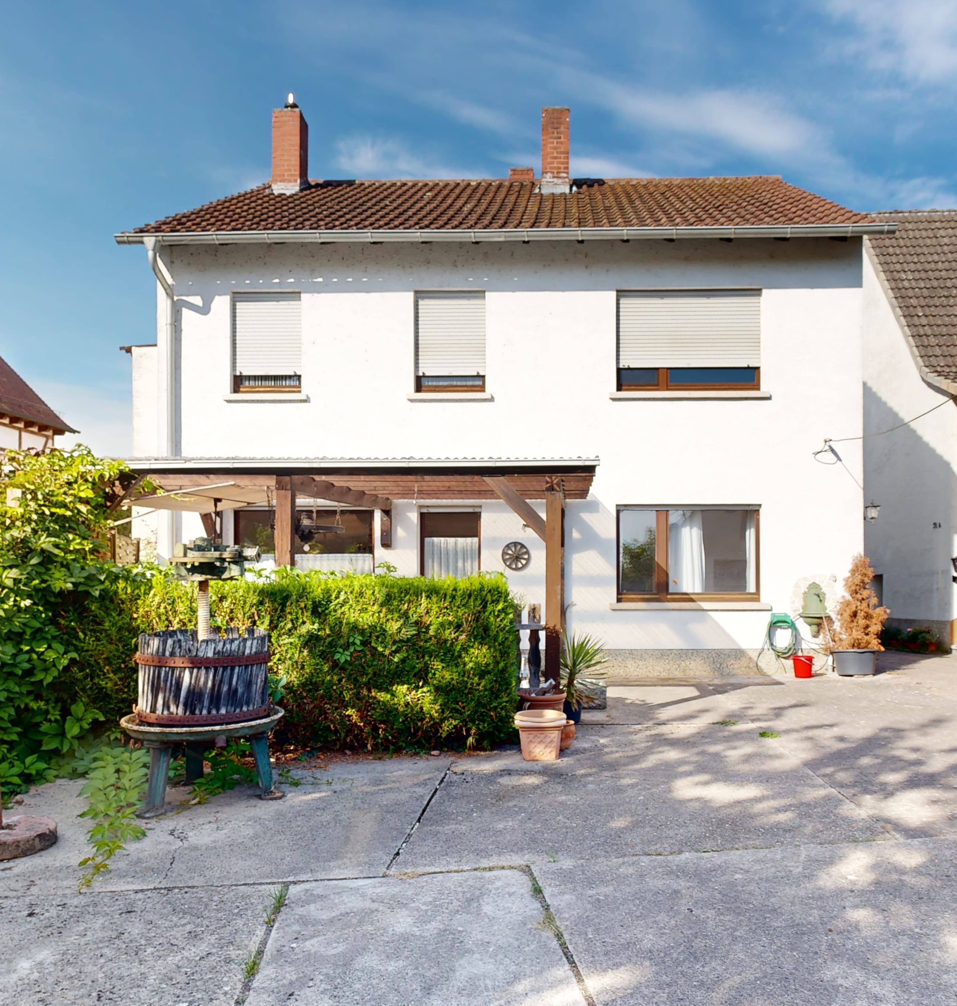 ~~ PLATZ FÜR DIE FAMILIE - HAUS MIT 2 WOHNUNGEN, 2 GARAGEN, 2 STELLPLÄTZE UND KLEINEM GARTEN ~~