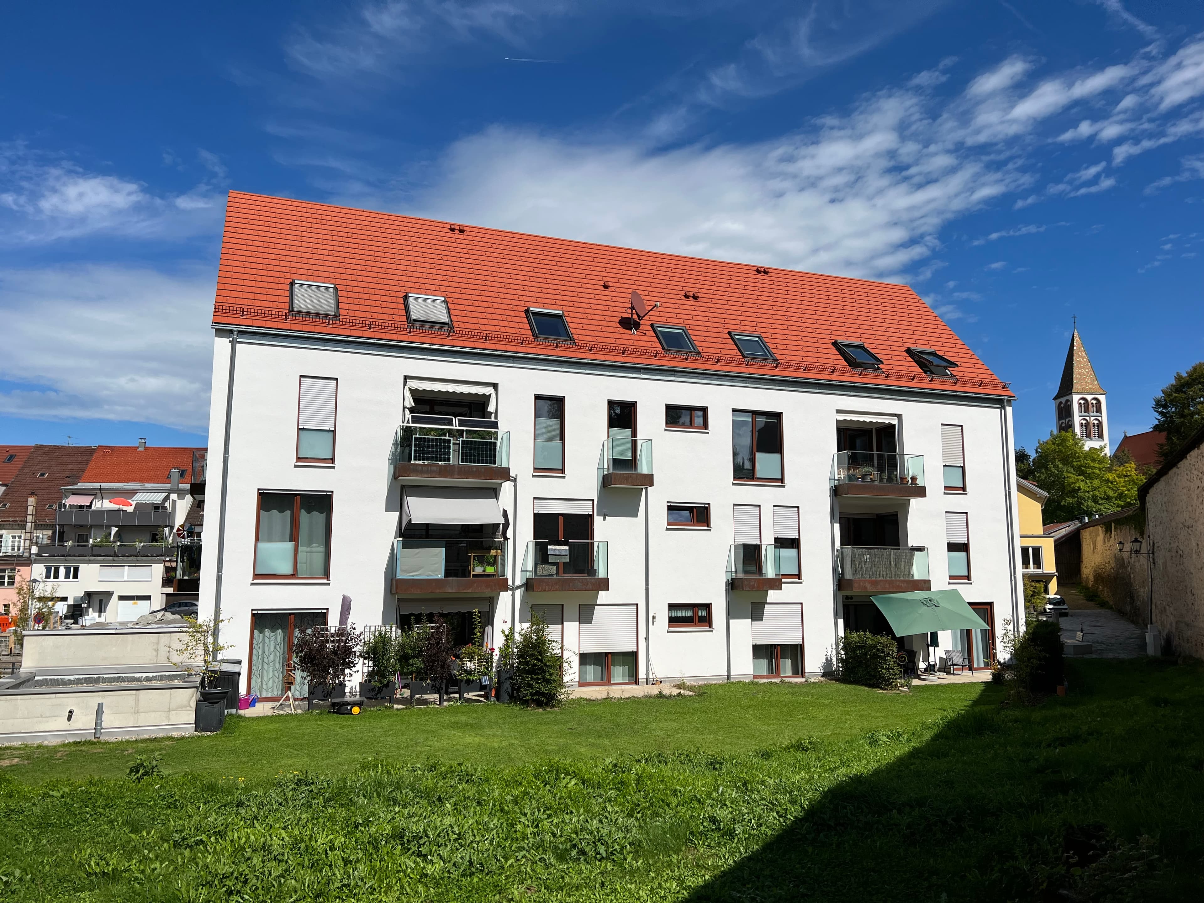 Altstadtwohnen - Neuwertige 3-Zimmer-Maisonetten-Wohnung mit Balkon und Aufzug in Isny
