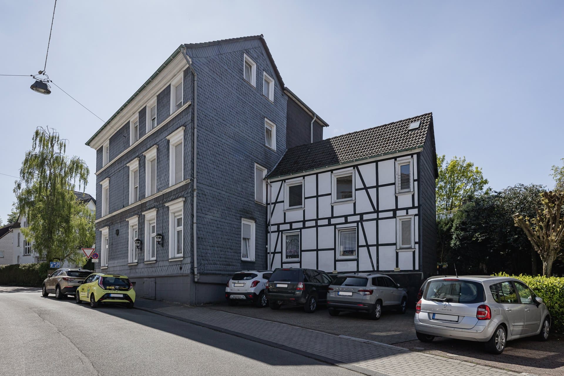 Beliebte Lage, starke Miete: Teilsaniertes Mehrfamilienhaus - vollvermietet