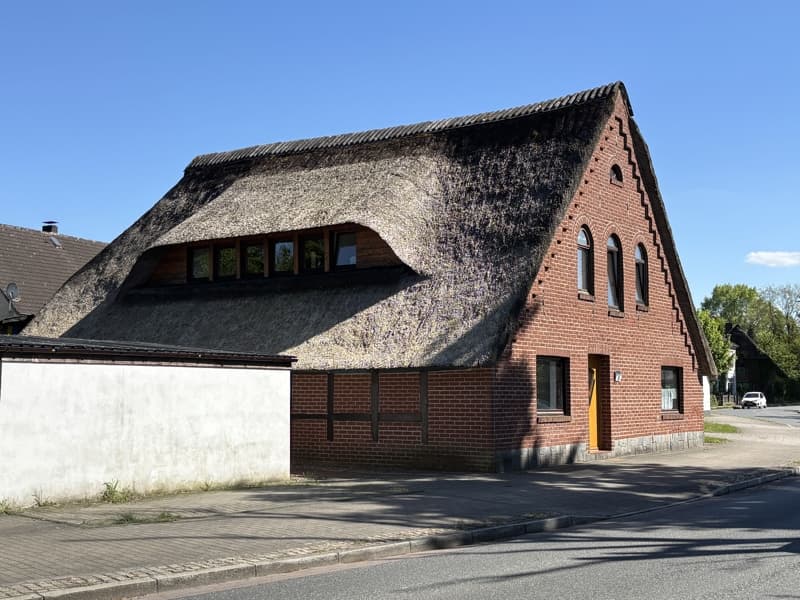 Historisches Juwel unter Reet: Modernisiertes Generationenhaus in Bremen-Rekum