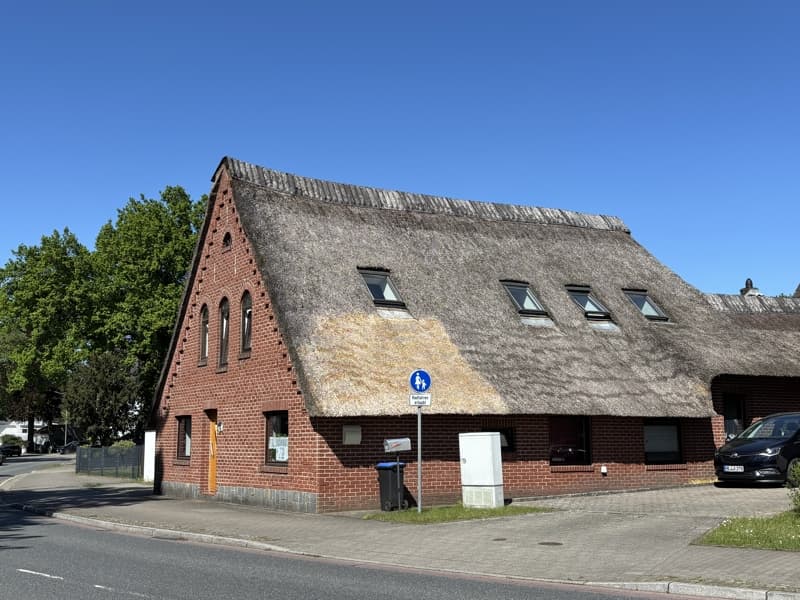 Historisches Juwel unter Reet: Modernisiertes Generationenhaus in Bremen-Rekum