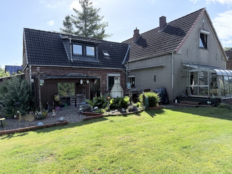 2.106m² Grundstück! Großzügiges Zweifamilienhaus mit Wintergarten, Garage & viel Potential