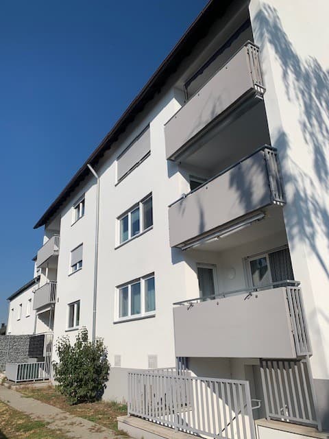 Modernisierte 3 Zimmer- Wohnung mit sonniger Loggia
und KFZ- Stellplatz ...