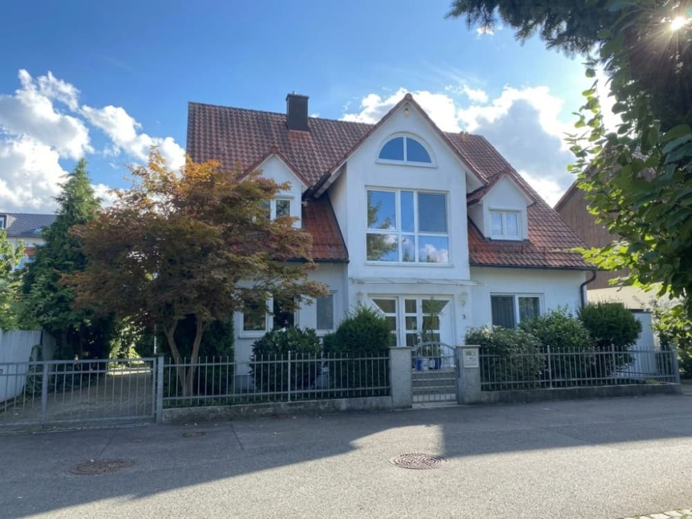 Stattliches Zweifamilienhaus in idyllischer Lage ...