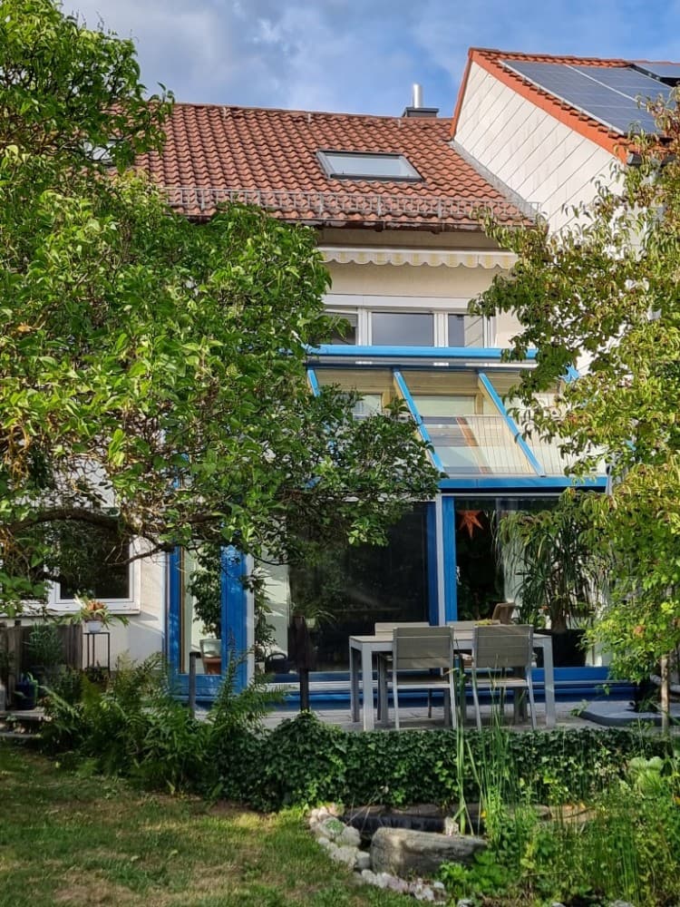 Großzügiges Reihenmittelhaus mit Wintergarten
und separater Einliegerwohnung ...