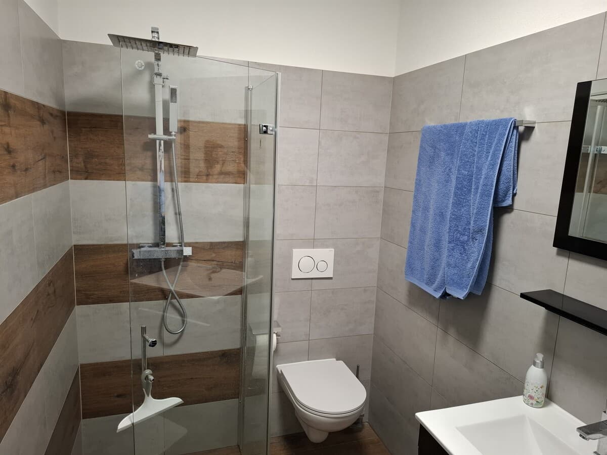 Gepflegtes 1-Zimmer-Penthouse Apartement mit Terrasse in Rosenheim - Anfragen nur per Mail