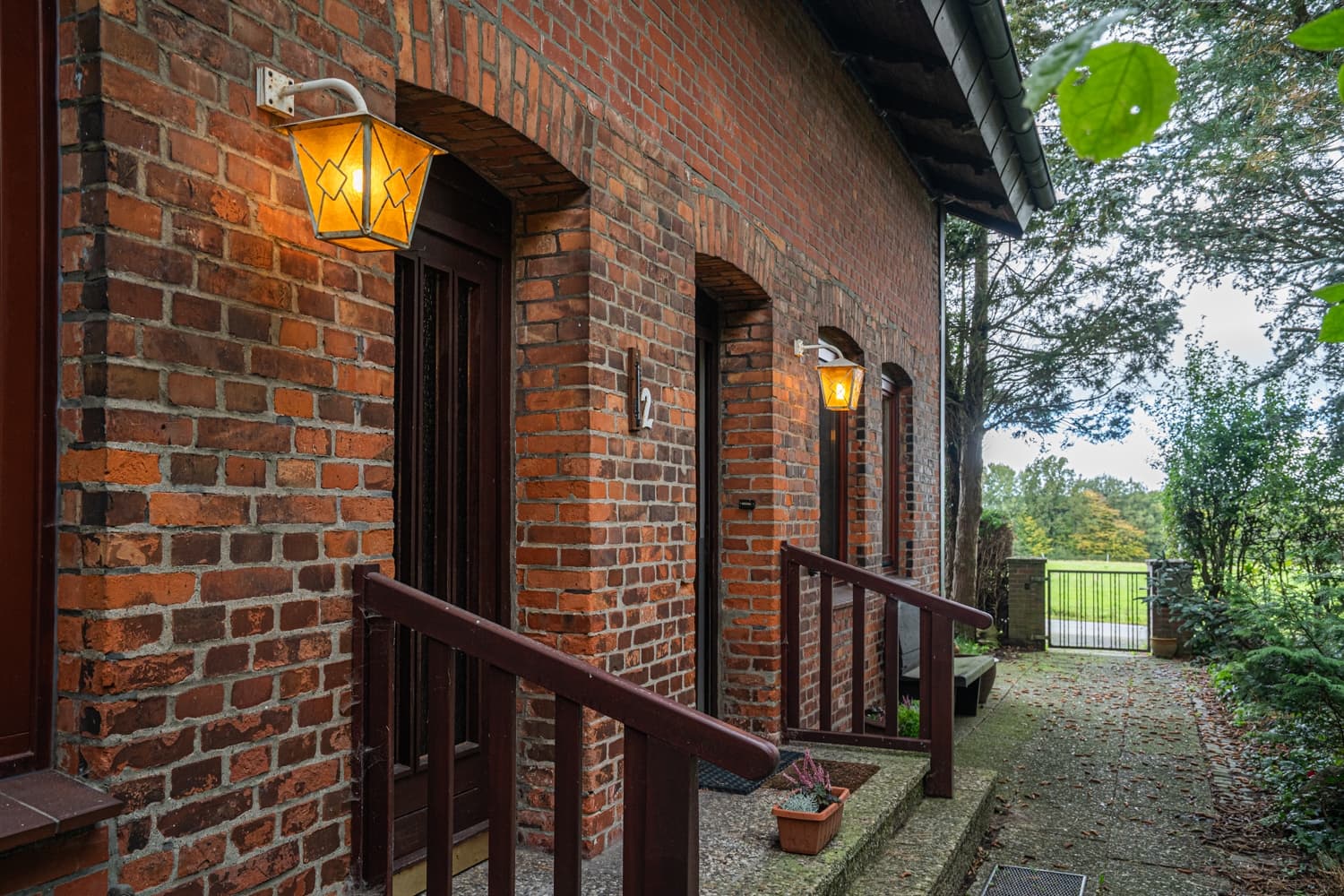 Zweifamilienhaus mit regionaler Historie auf 3.856 m² in Feldrandlage – Bahnhaltepunkt vor der Tür