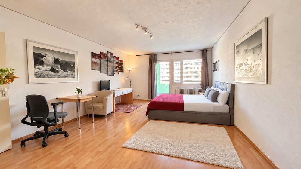 Bezugfrei: 3/4-Zimmer-Wohnung mit zwei Balkonen und Tiefgarage in Charlottenburg