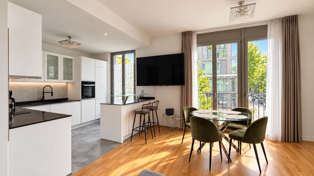 Bezugsfreie, moderne 3-Zimmer-Wohnung mit zwei Balkonen, Concierge und Tiefgarage nahe der Spree