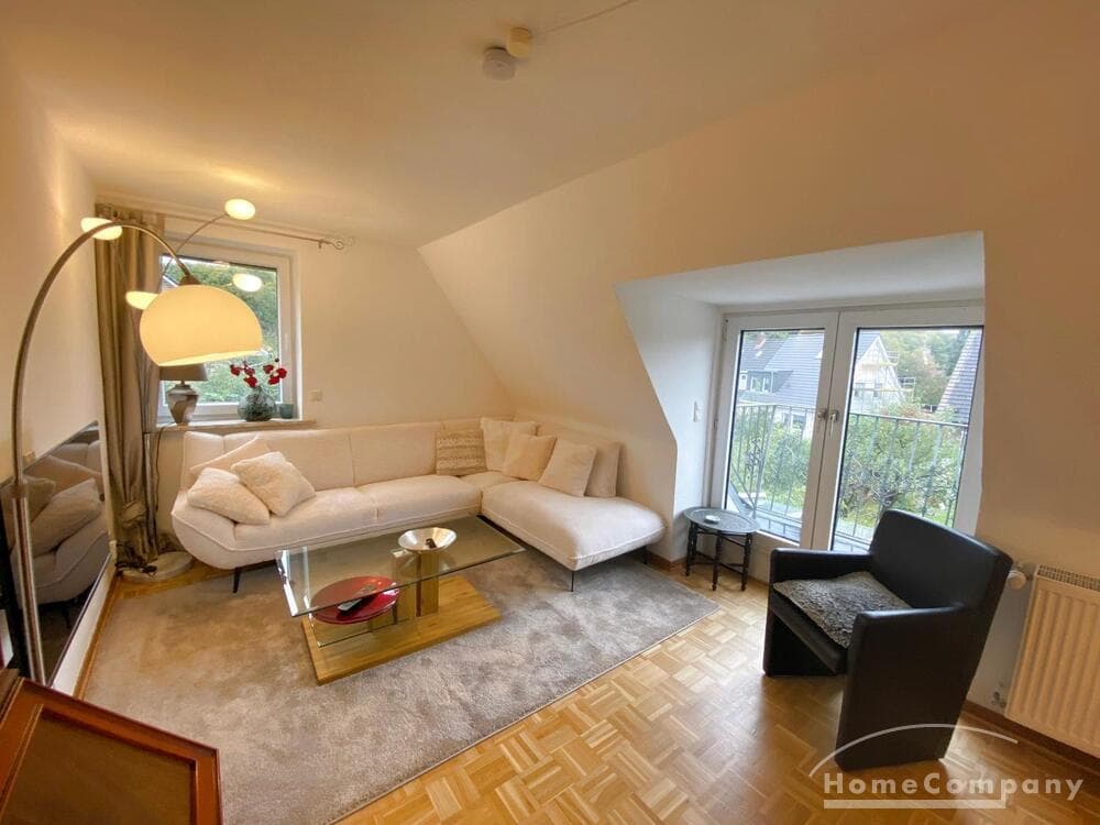 Helle und freundliche 2-Zimmer-Dachgeschosswohnung in ruhiger Lage in Kiel, möbliert