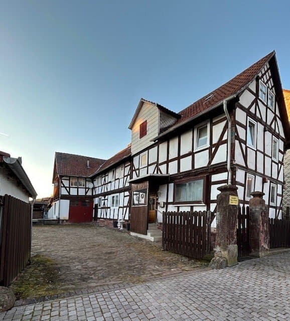 Philippsthal, Wohnhaus mit Nebengebäuden