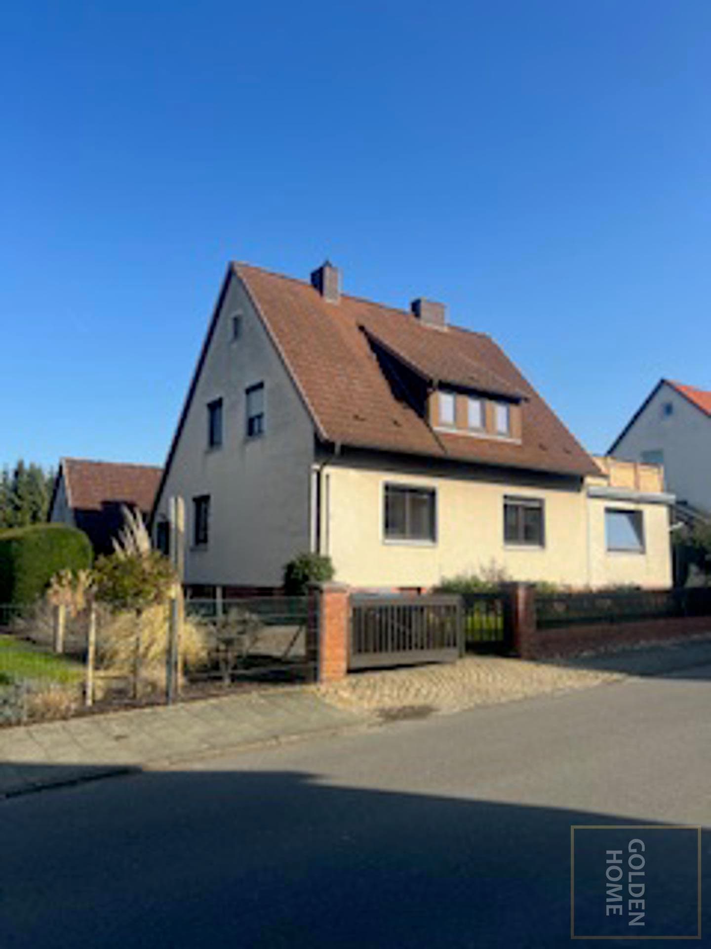 Viel Platz für Ihre Ideen: Zweifamilienhaus mit großem Grundstück