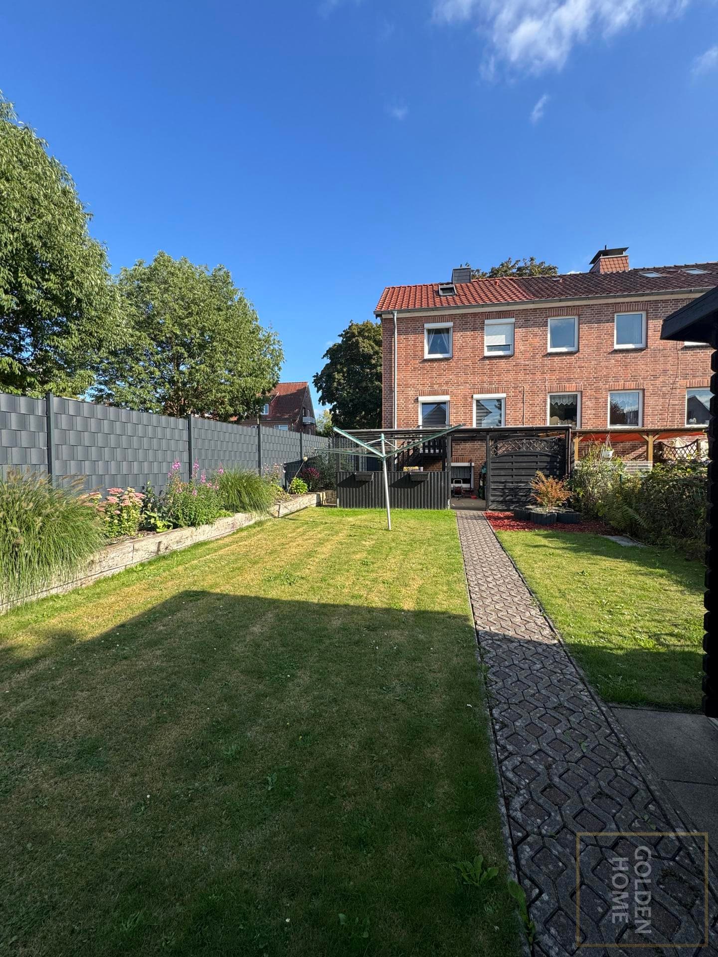 Klein, fein, überraschend geräumig – Endreihenhaus mit Garten und ausgebautem Dachgeschoss