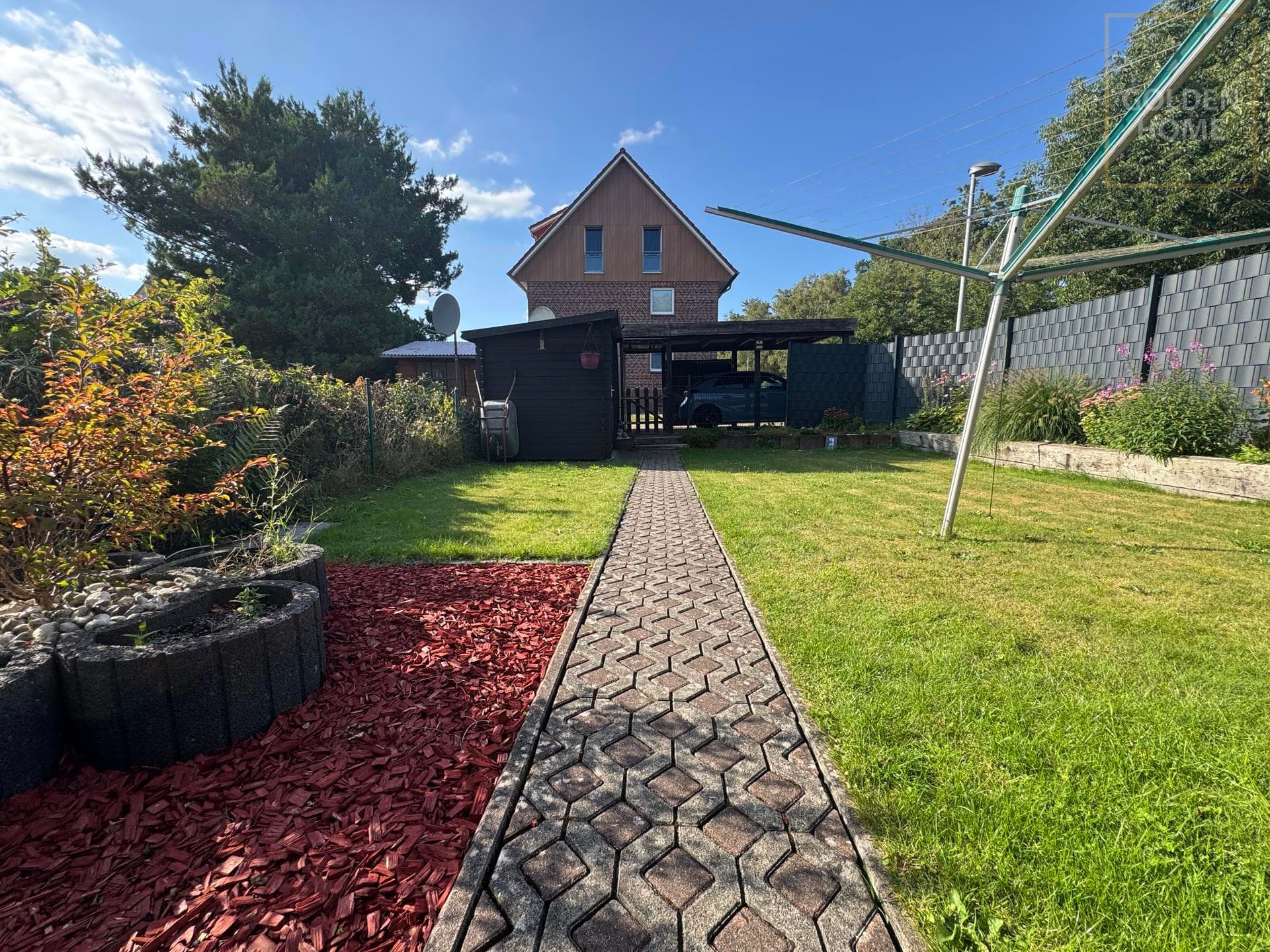 Mehr Platz, als man denkt – charmantes Endreihenhaus mit Garten & Dachgeschoss