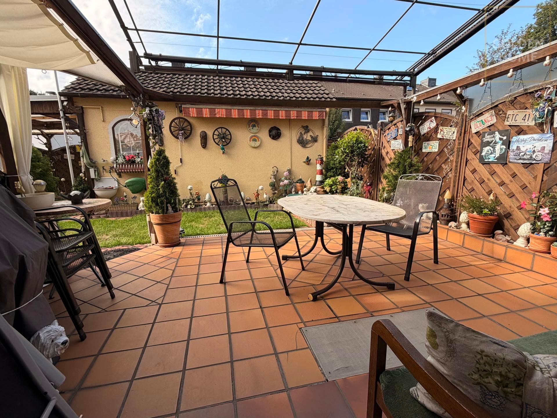 Einfamilienhaus mit separater Wohneinheit und zwei Terrassen
