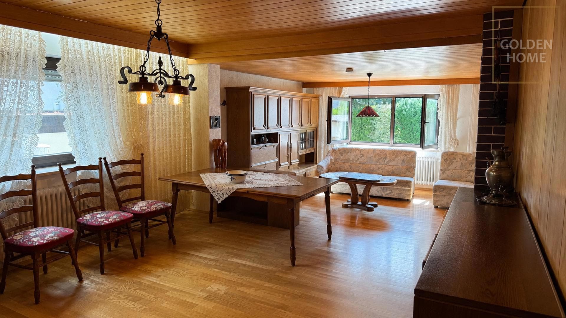Viel Platz für neue Pläne – Zweifamilienhaus mit Garten & 2 Garagen