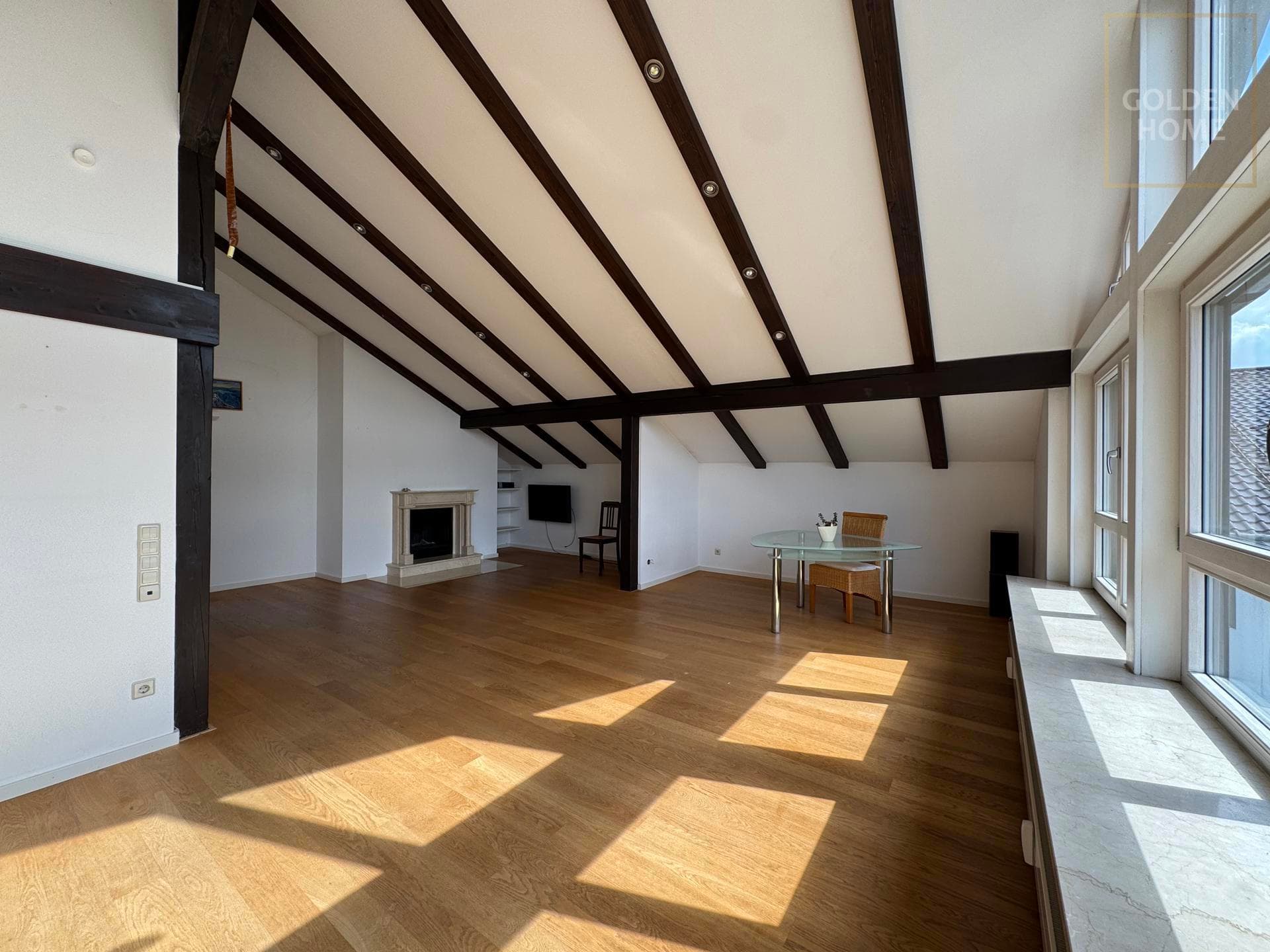 Penthouse mit bis zu 4 m Deckenhöhe, Sauna & Kamin in Deisenhofen