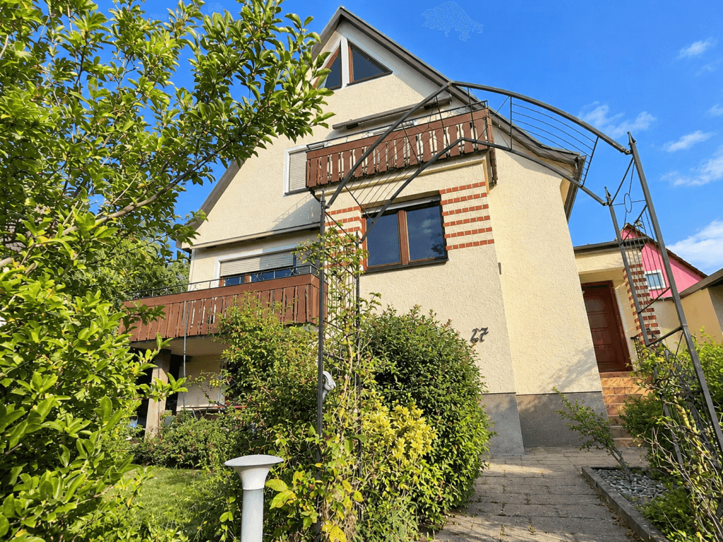 Wohnen in der City! Zentrales freistehendes Einfamilienhaus in Ebersbach!