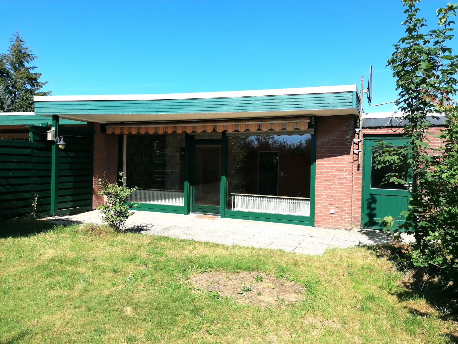 Doppelhaushälfte - Bungalow mit uneinsehbarer Südterrasse auf ruhigem Grundstück in Varel - Stadt