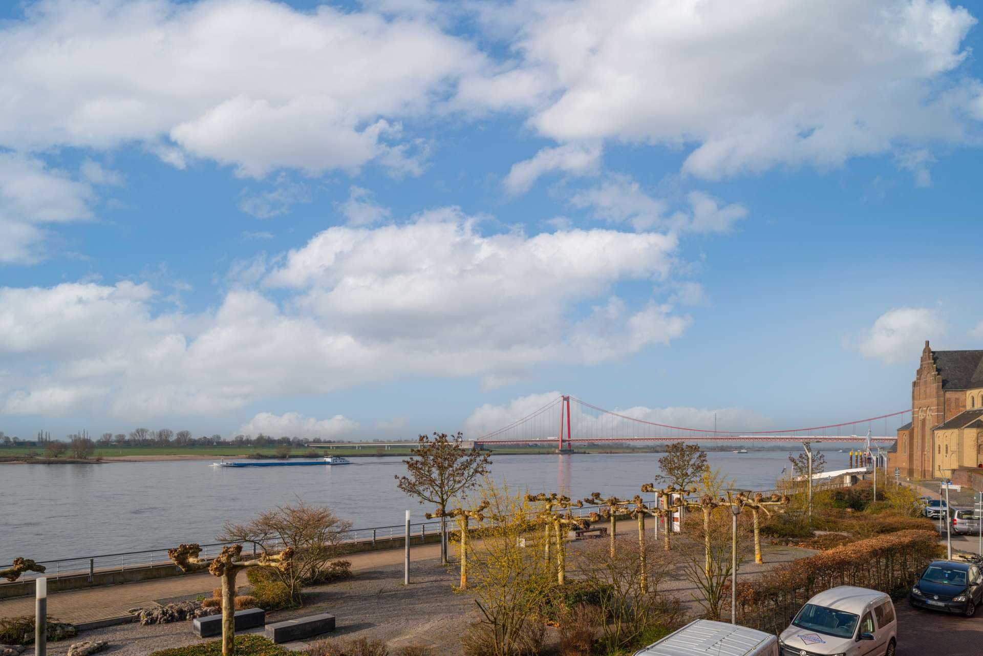 Wohnen am Rhein: Balkon, Ausblick und Raum für Ihre eigenen Ideen
