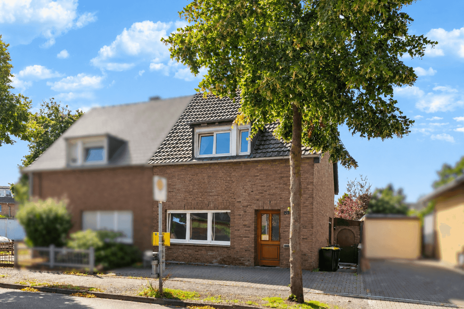 Emmerich – Doppelhaushälfte mit 4 Schlafzimmern und großzügigem Garten mit viel Gestaltungspotenzial