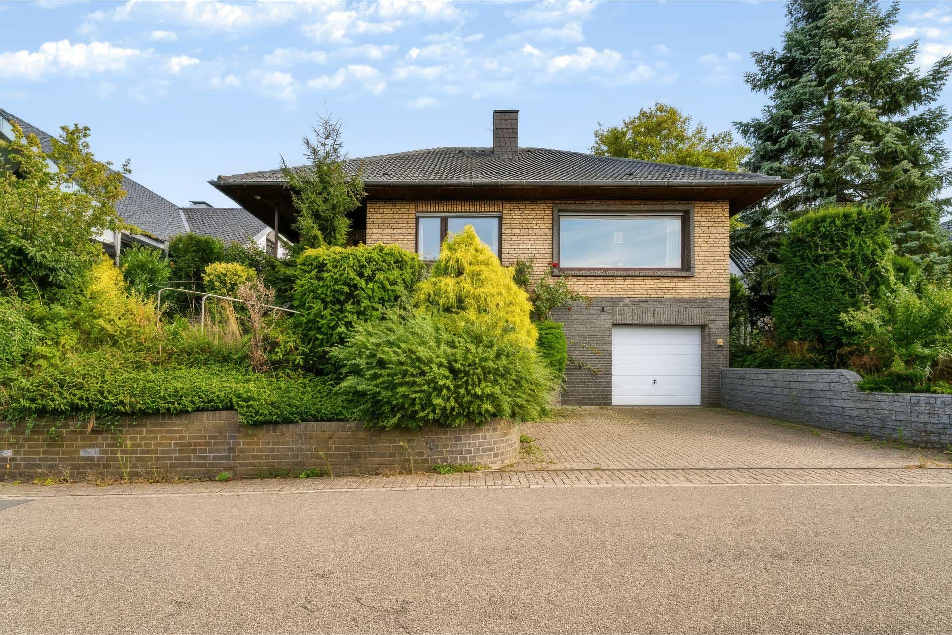 Freistehendes Einfamilienhaus mit Garage auf dem Eltenberg