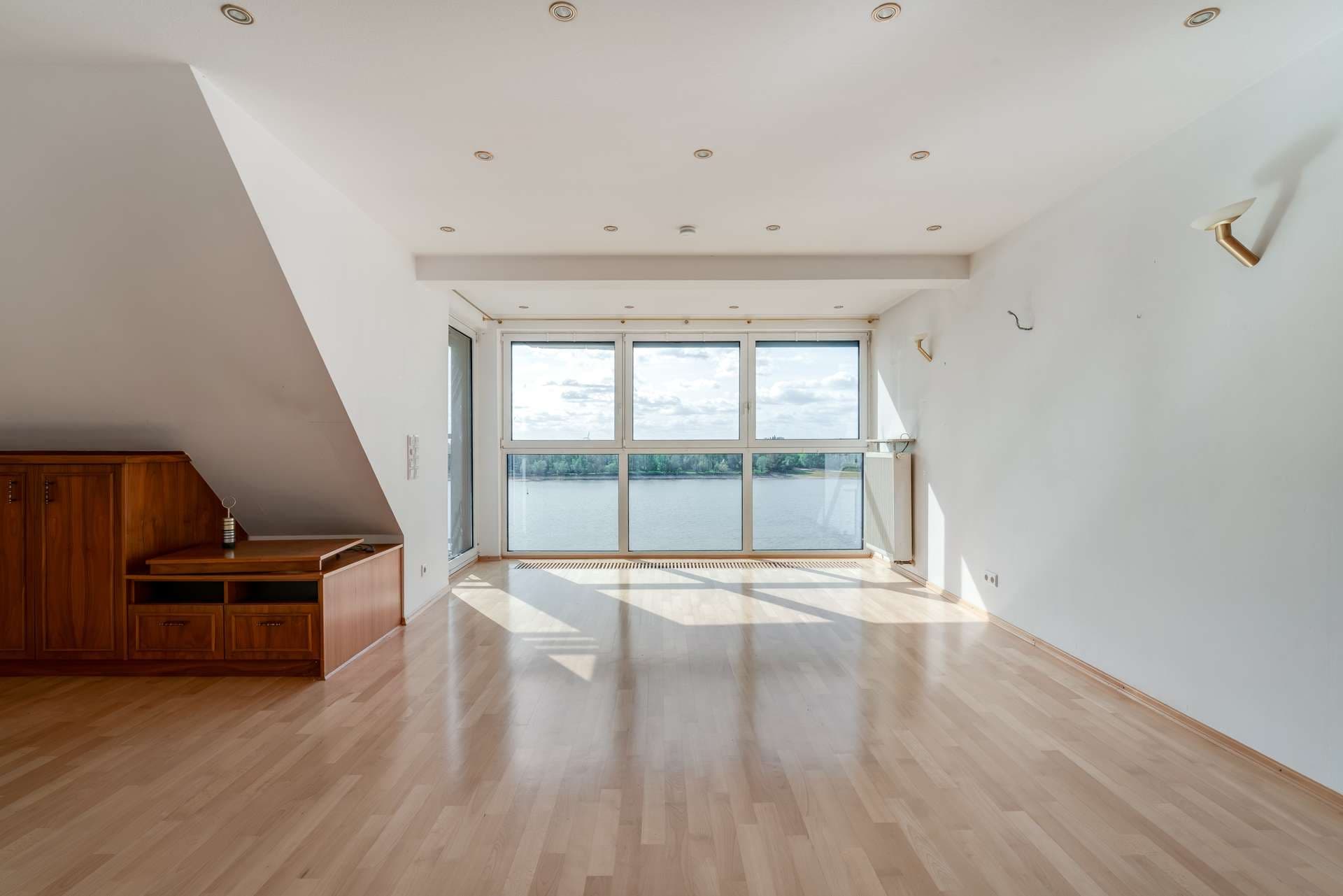 Emmerich am Rhein: Exklusive Maisonettewohnung mit traumhaftem Rheinblick und Garage