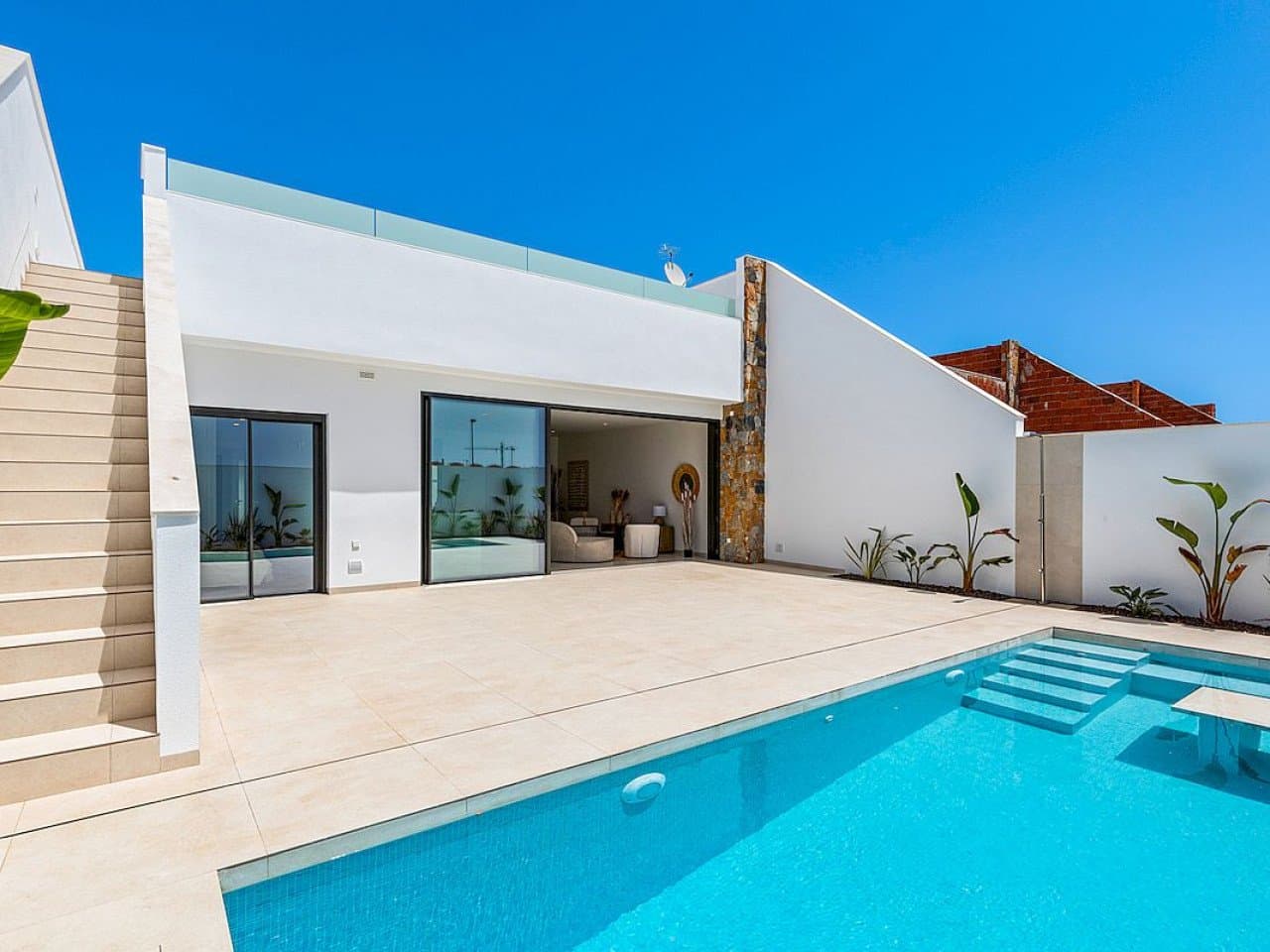 Neubau-Villen auf einer Ebene mit Dachterrasse, privatem Pool und Parkplatz