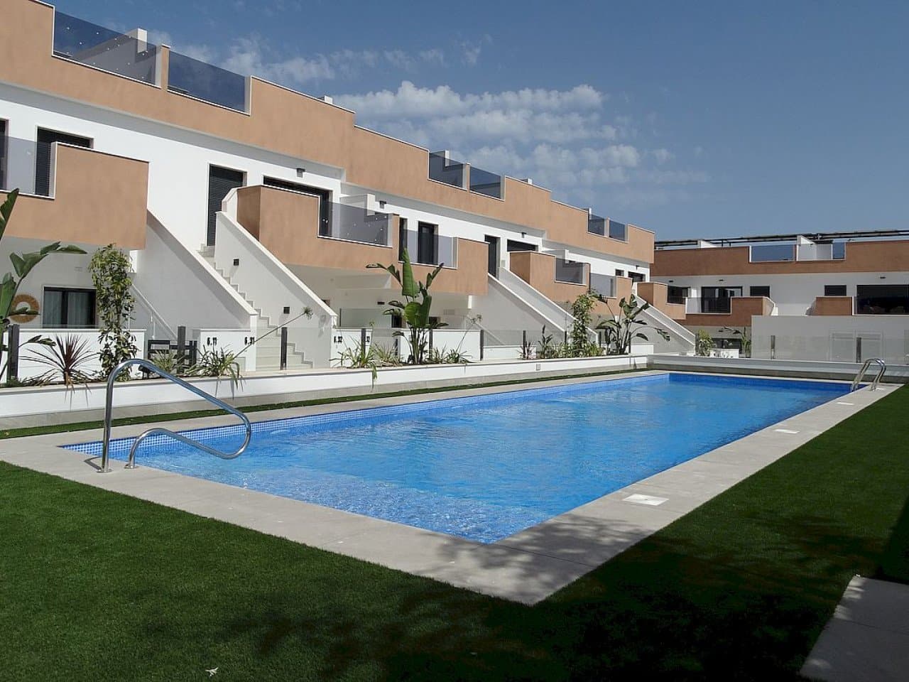 Neuer, moderner Wohnkomplex mit Neubau-Apartments in attraktivem Ort