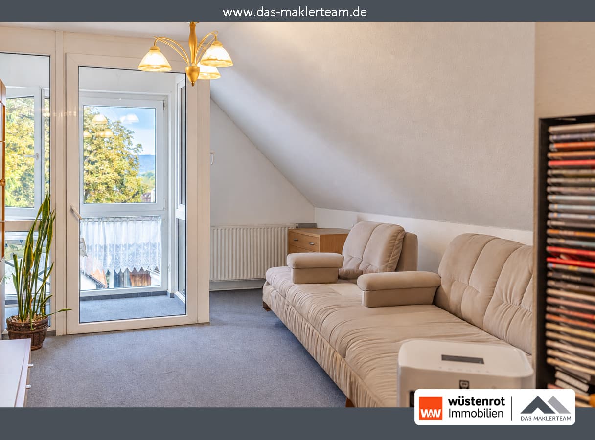 Charmante 2-ZKB-Dachgeschosswohnung – mit Wintergarten, Aufzug und Kellerabteil