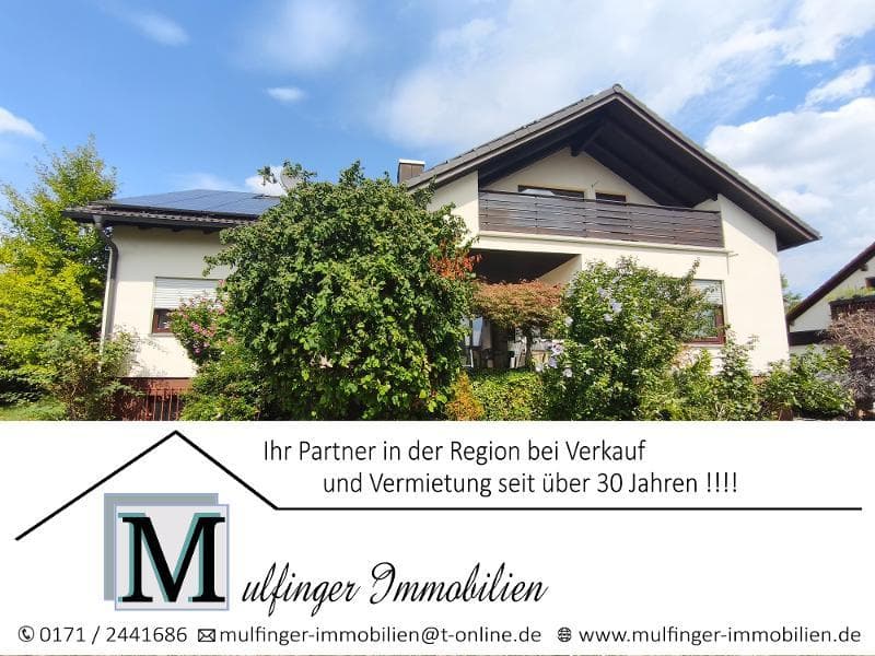 Einfamilienhaus mit Doppelgarage, Carport und großem Garten