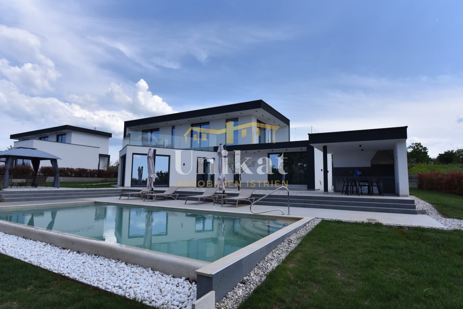 Moderne Villa umgeben von Grün mit Meerblick