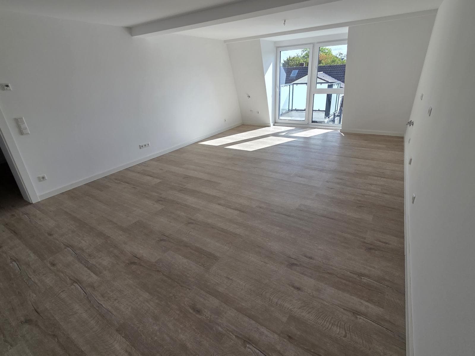 Erstbezug nach Kernsanierung: 2-Zimmer-Dachgeschoss-Wohnung in Moers-Zentrum