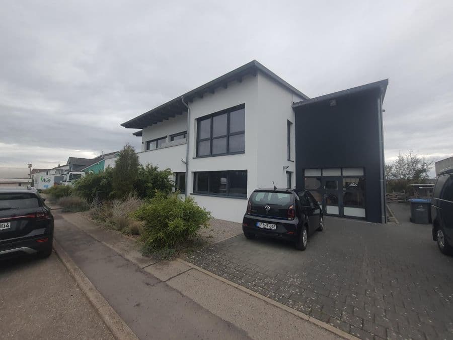 Provisionsfrei* Moderne Gewerbeimmobilie mit Büro, Wohnung und Halle - KfW 70, Solaranlage, hochwertige Ausstattung