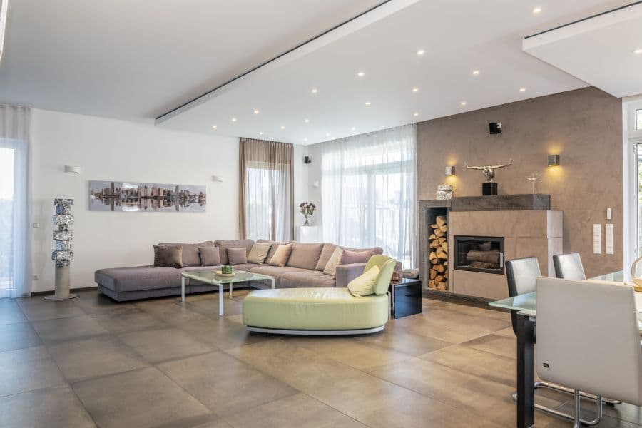 Provisionsfrei* Exklusives Einfamilienhaus auf einer Ebene mit Pool und Doppelgarage
