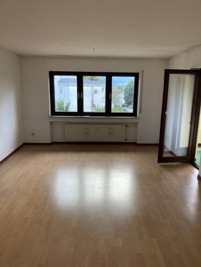 2 Zimmer Wohnung im OG, EBK und Balkon