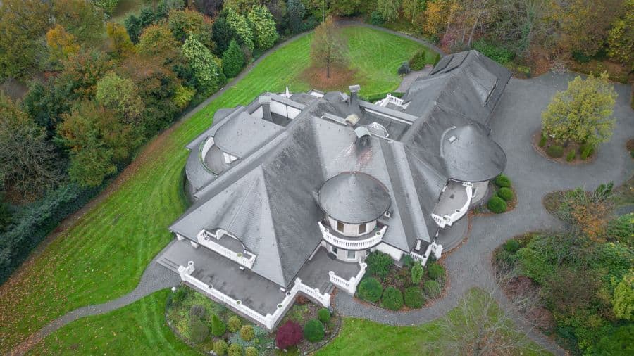 Provisionsfrei* Viel Platz für Ihre Visionen in dieser einzigartigen Villa auf uneinsehbarem Parkgrundstück