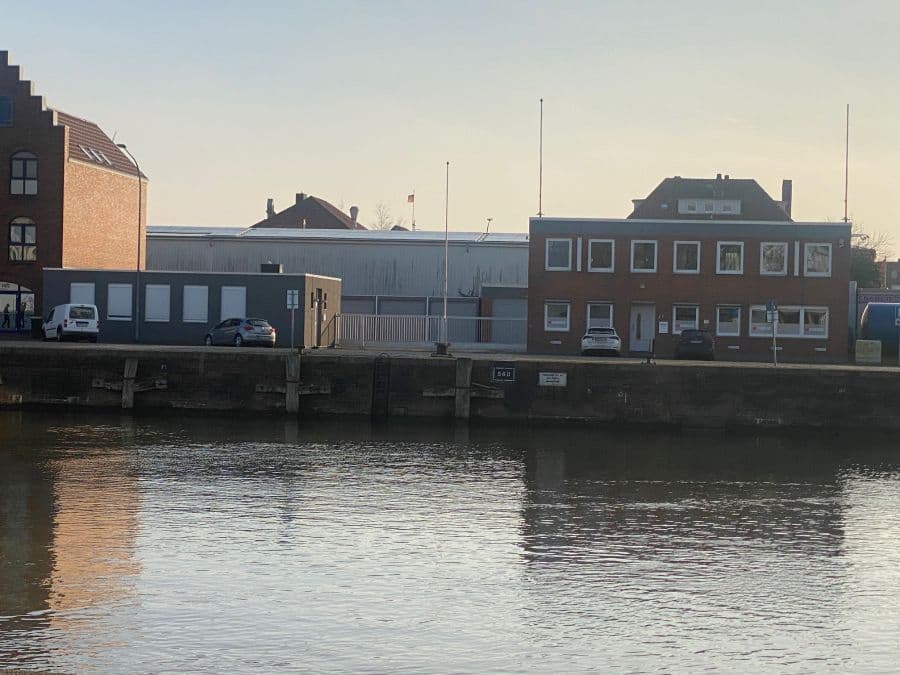 Provisionsfrei* Gewerbehof - 2 Bürogebäude, 240 m² Lager & 13 Garagen direkt am Wasser