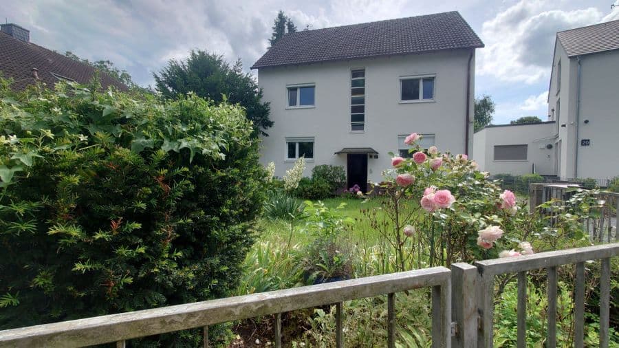 Provisionsfrei* von Privat: Mehrfamilienhaus mit großem Garten und zwei Garagen