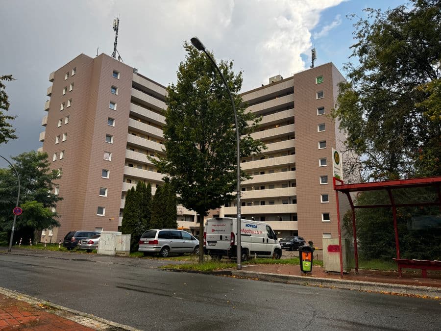 teilweise sanierte 3,5 Zimmer Wohnung mit Balkon