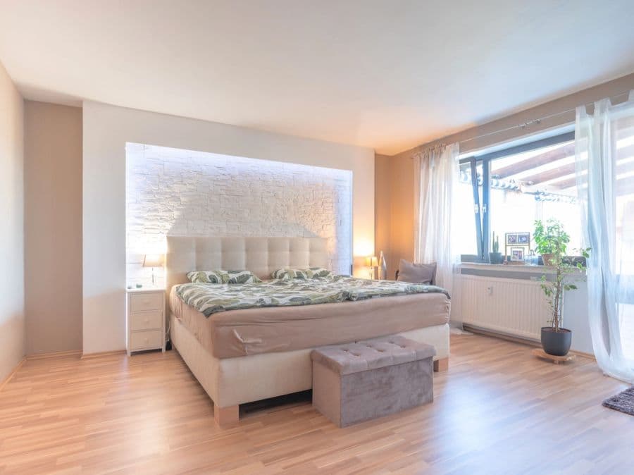 Provisionsfrei* Exklusiver freistehender Bungalow mit Einliegerwohnung, Fernblick, Doppelgarage & großem Garten