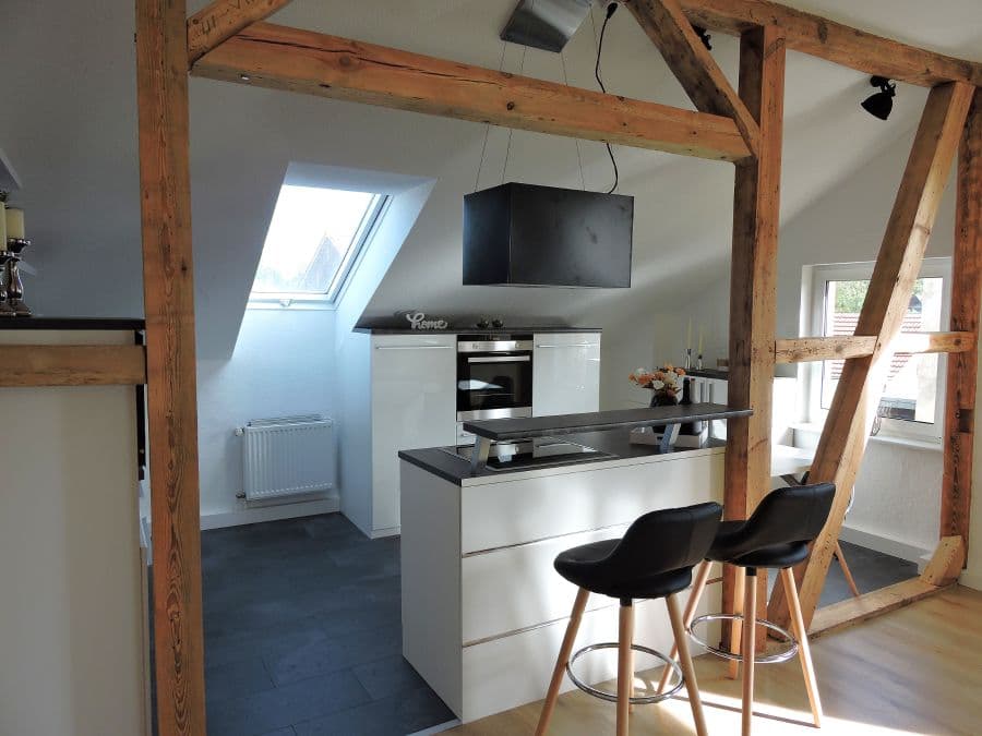 Altbaucharme auf Dreiseitenhof - 4-Zimmer möbliert - mit Garten & Parkplätzen
